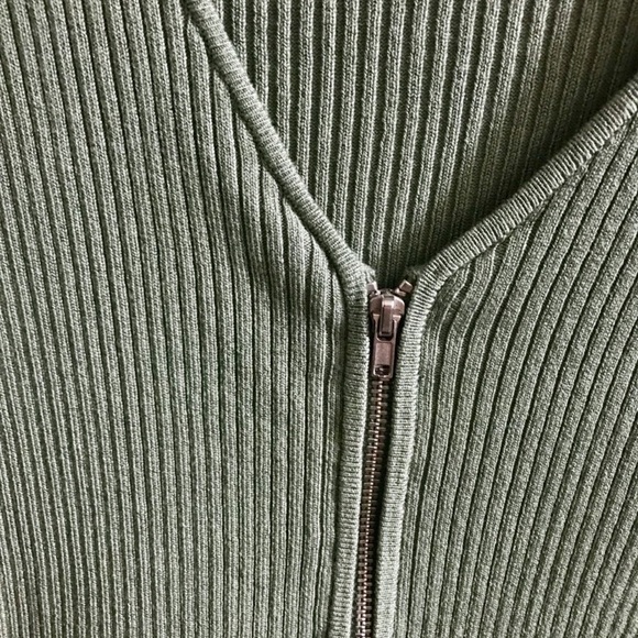 🔥H&M Olive V-Neck Ribbed Top - XS - Picture 4 of 4